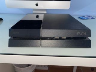 PS4 (PlayStation 4) Slim negra y mando 