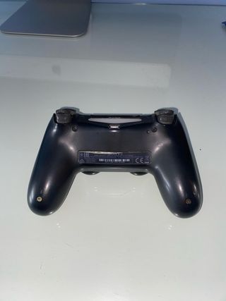 PS4 (PlayStation 4) Slim negra y mando 