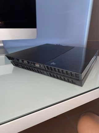 PS4 (PlayStation 4) Slim negra y mando 