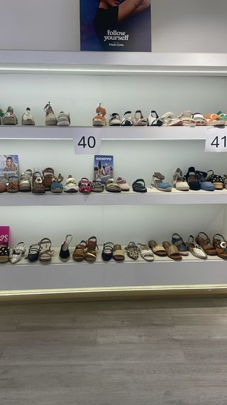 Muebles tienda zapatos | mostrador