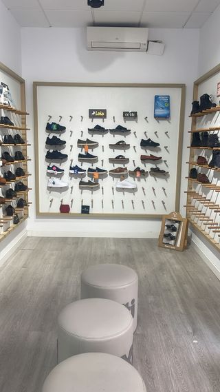 Muebles tienda zapatos | mostrador