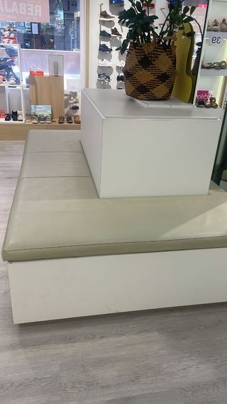 Muebles tienda zapatos | mostrador