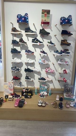 Muebles tienda zapatos | mostrador