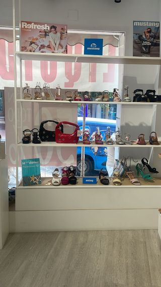 Muebles tienda zapatos | mostrador