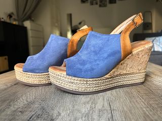 Sandalias cuña azul 
