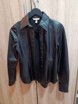 Camisa negra de cuero sintético
