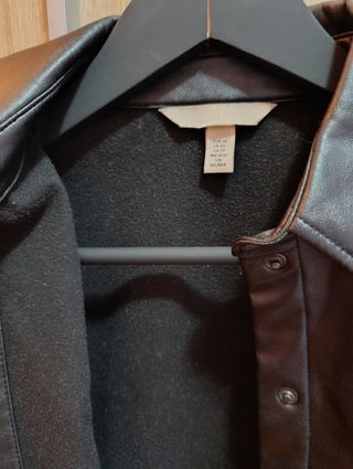 Camisa negra de cuero sintético
