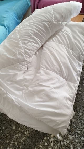 Edredón blanco 200x200cm
Y sábanas 
Casi sin uso.