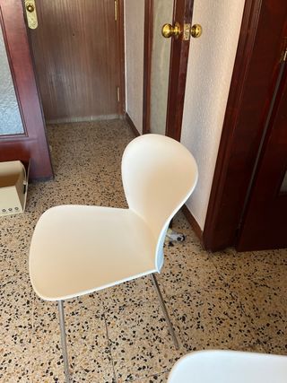 Silla blanca moderna