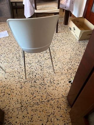 Silla blanca moderna