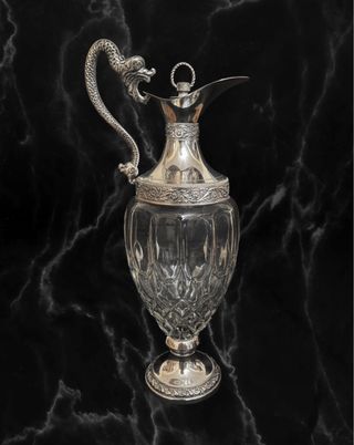 Elegante Caraffa Artigianale con Drago