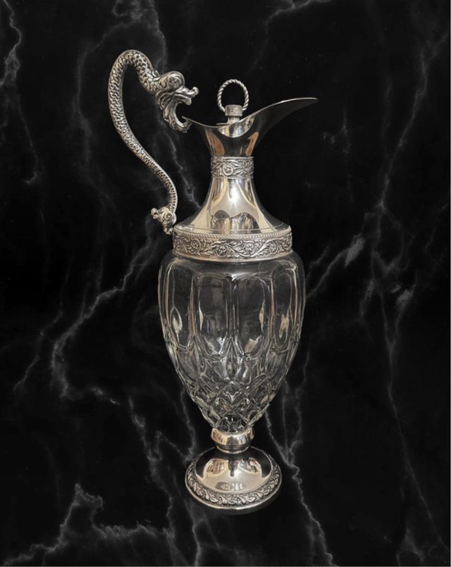 Elegante Caraffa Artigianale con Drago