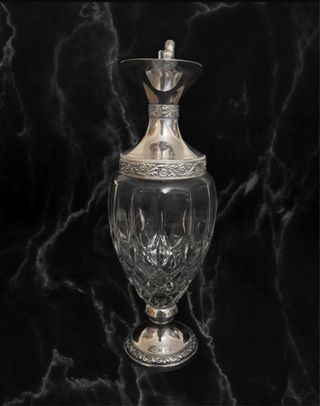 Elegante Caraffa Artigianale con Drago