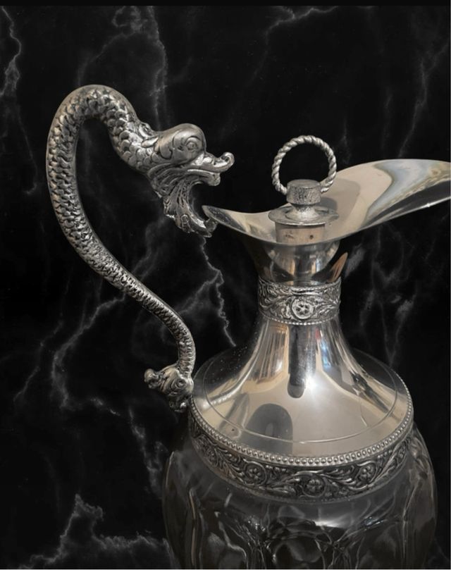 Elegante Caraffa Artigianale con Drago
