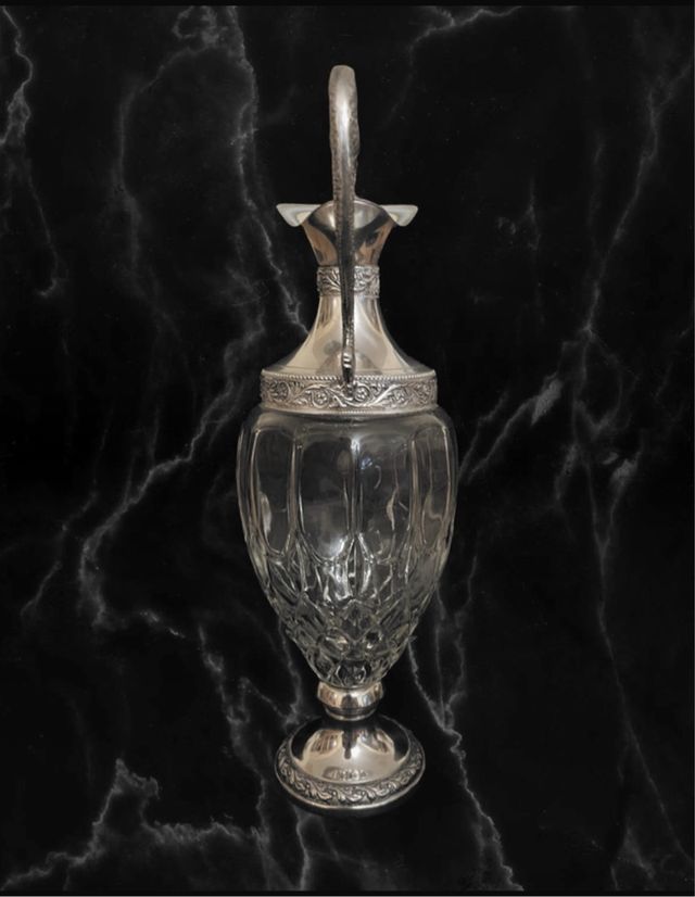 Elegante Caraffa Artigianale con Drago