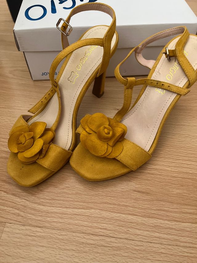 Sandalias tacón amarillo mostaza
