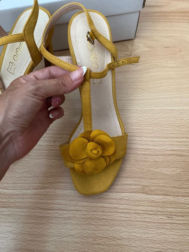 Sandalias tacón amarillo mostaza