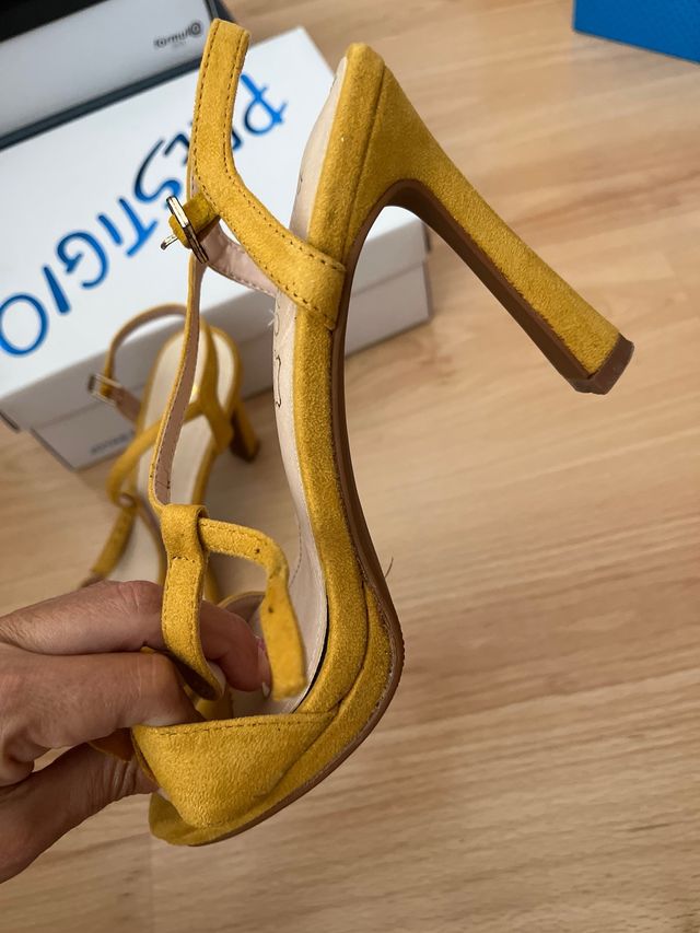 Sandalias tacón amarillo mostaza