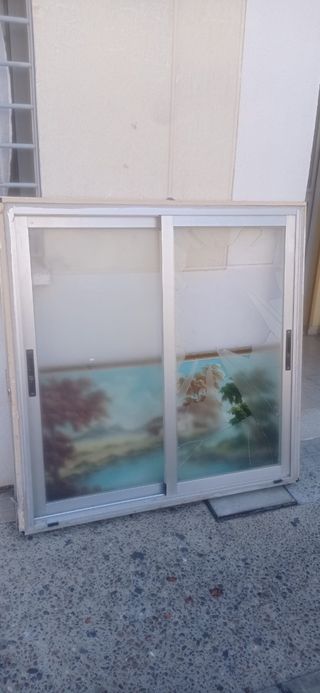 Tiene un cristal partido