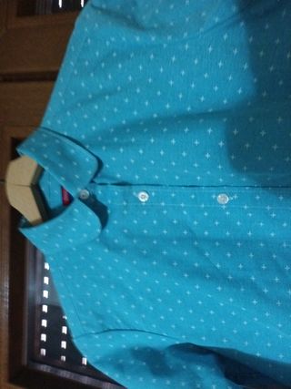 Camisa turquesa estampada. 
Material: Algodon