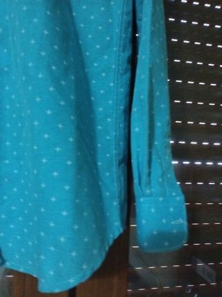 Camisa turquesa estampada. 
Material: Algodon