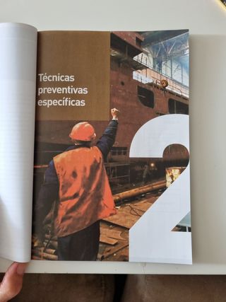 Trabajo naval en astilleros y muelles.