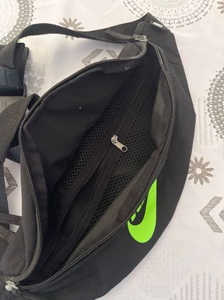 Riñonera Nike negra y verde
