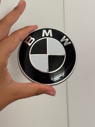 EMBLEMA BMW 82mm 2 PINES ADHESIVO - Capo/maletero 