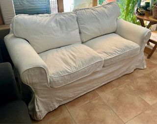 Sofá 2 plazas IKEA blanco
con segunda funda roja 
