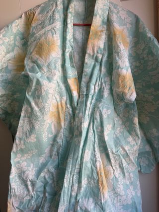 Kimono floral azul y blanco
