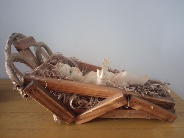 Niño Jesús y cuna.