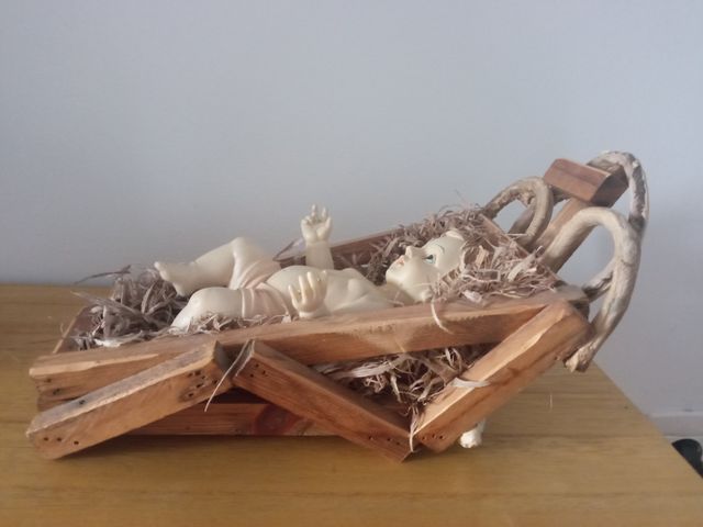 Niño Jesús y cuna.