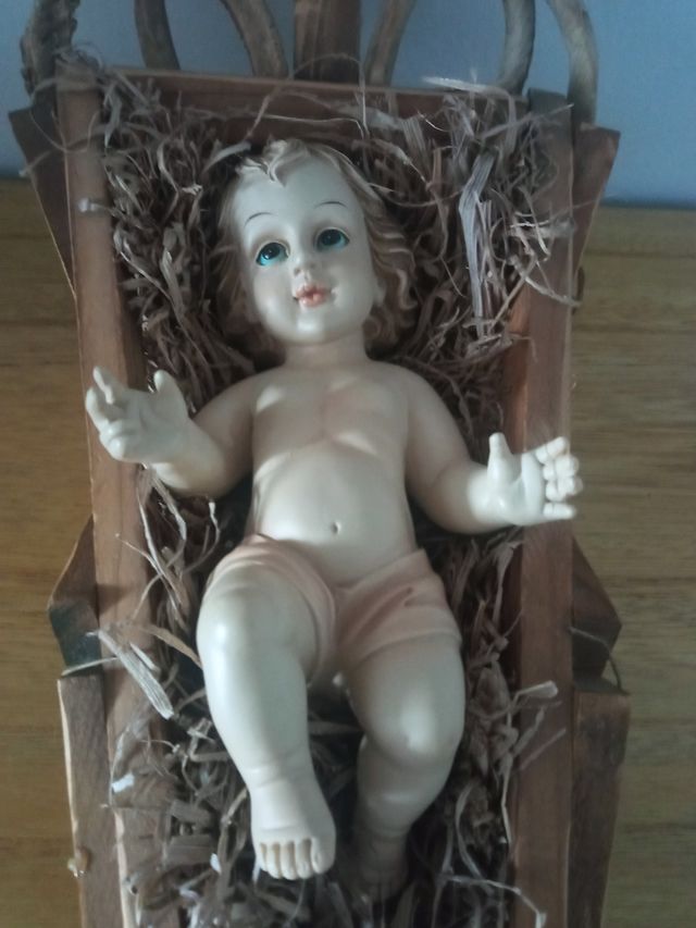 Niño Jesús y cuna.