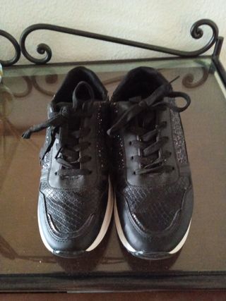 Zapatillas negras brillantes