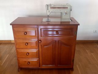 Maquina de coser con mueble 