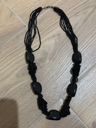 Collana nera con ciondoli