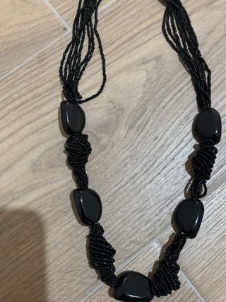 Collana nera con ciondoli