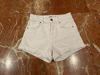 Short vaquero blanco básico y versátil  