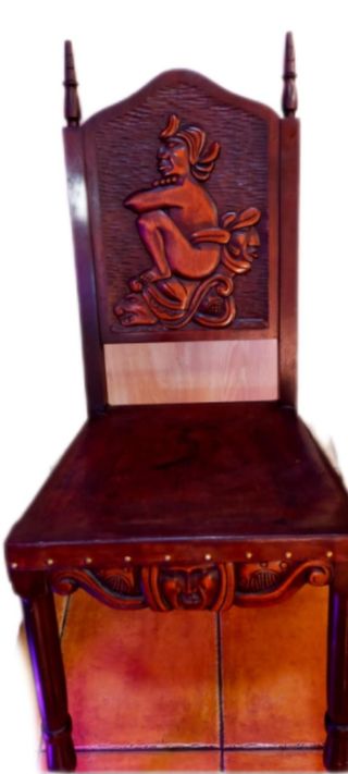 Silla antigua tallada en madera