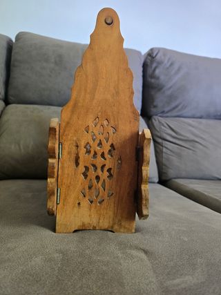 Revistero madera tallado