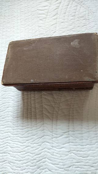 Caja antigua de cuero gofrado