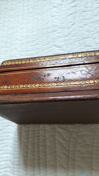 Caja antigua de cuero gofrado