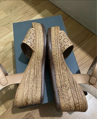 Sandalias con cuña marrones