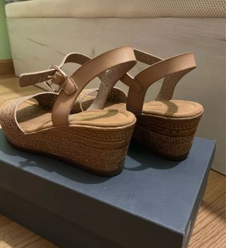 Sandalias con cuña marrones