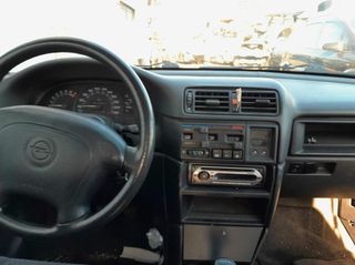 Opel 1141493 centralita motor uce 90351648 vectra