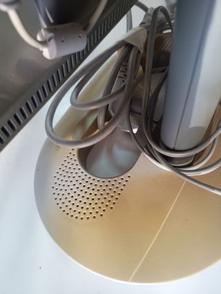 Monitor ordenador con altavoces