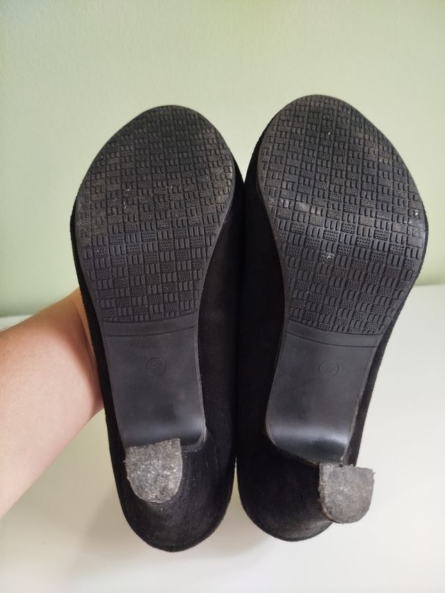 Tacones negros de ante