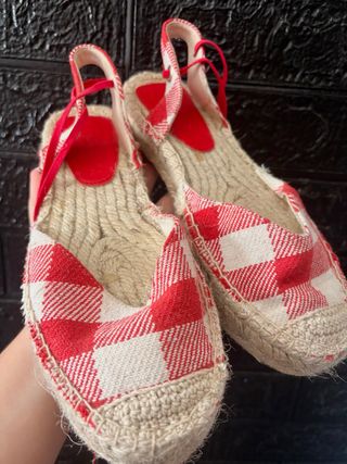 Sandalias rojas y blancas