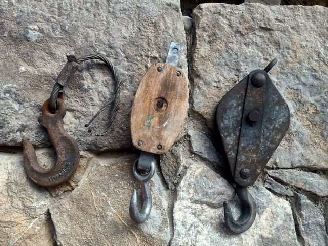 2 Polea / Roldana antiguas + Gancho antiguo
