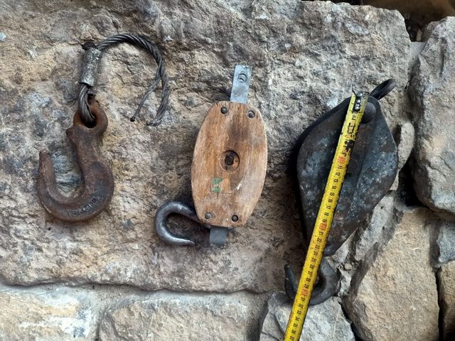 2 Polea / Roldana antiguas + Gancho antiguo